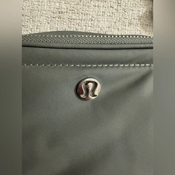 Lululemon Athletica Crossbody Camera Bag 2L (NWOT)